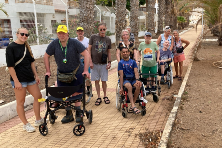 Buitenhof Reizen - Tenerife - begeleide vakanties voor mensen met een beperking - Reizigers aan de wandel