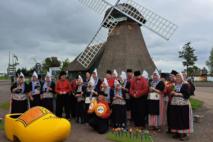 Buitenhof Reizen - De Rijp Hollandse Hits Muziekreis - begeleide vakanties voor mensen met een beperking - Foto bij de molen Buitenhof Reizen - De Rijp Hollandse Hits Muziekreis - begeleide vakanties voor mensen met een beperking - Foto bij de molen