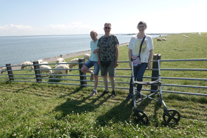 Buitenhof Reizen - Ameland - begeleide vakanties voor mensen met een beperking - Reizigers bij de zee met schapen