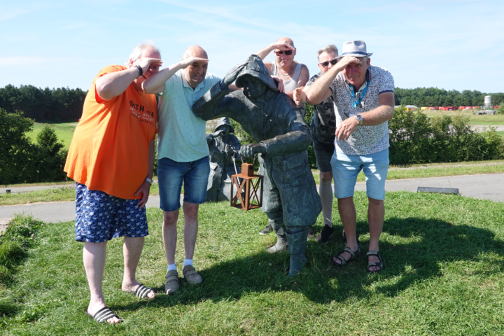 Buitenhof Reizen - Ameland - begeleide vakanties voor mensen met een beperking - Reizigers bij standbeeld