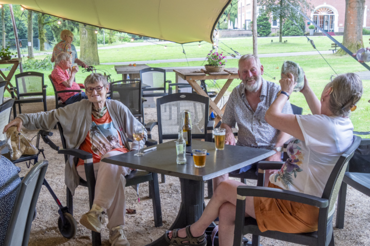 Buitenhof Reizen - Parc Spelderholt - begeleide vakanties voor mensen met een beperking - Reizigers op terras