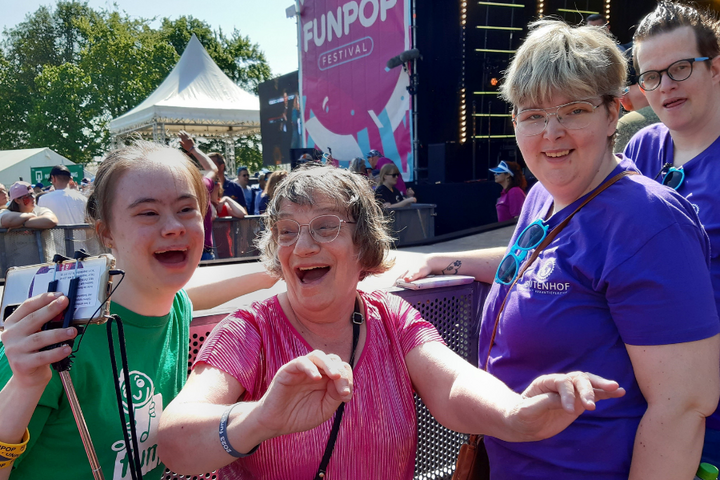 Buitenhof Reizen - Funpop - begeleide vakanties voor mensen met een beperking - Meezingen op Funpop Buitenhof Reizen - Funpop - begeleide vakanties voor mensen met een beperking - Meezingen op Funpop