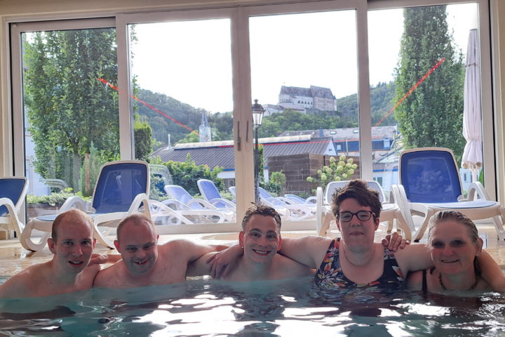 Buitenhof Reizen - Vianden - Begeleide vakanties voor mensen met een beperking - Hotel Belle Vue zwembad Buitenhof Reizen - Vianden - Begeleide vakanties voor mensen met een beperking - Hotel Belle Vue zwembad