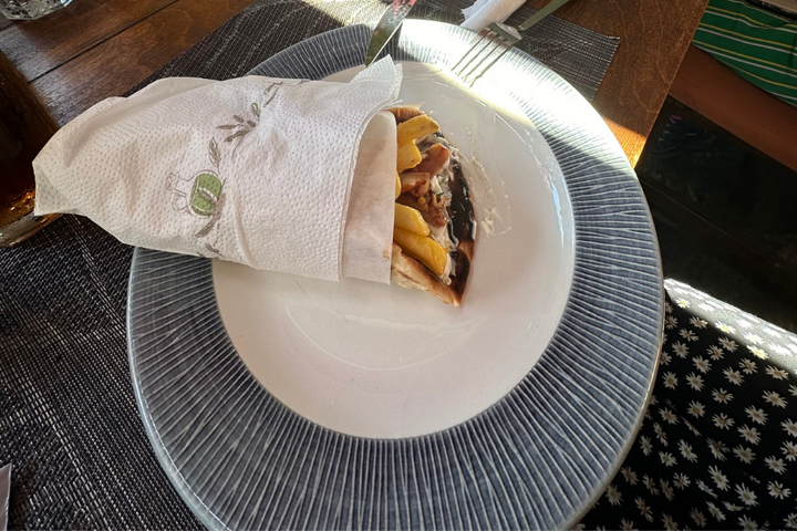 Rhodos - begeleide vakanties voor mensen met een beperking - Gyros en souvlaki eten Rhodos - begeleide vakanties voor mensen met een beperking - Gyros en souvlaki eten