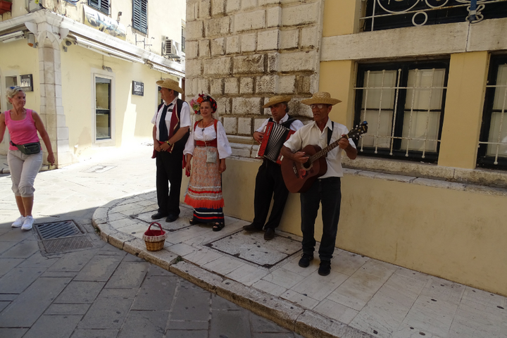 Lesbos - begeleide vakanties voor mensen met een beperking - Griekse dans en muziek Lesbos - begeleide vakanties voor mensen met een beperking - Griekse dans en muziek
