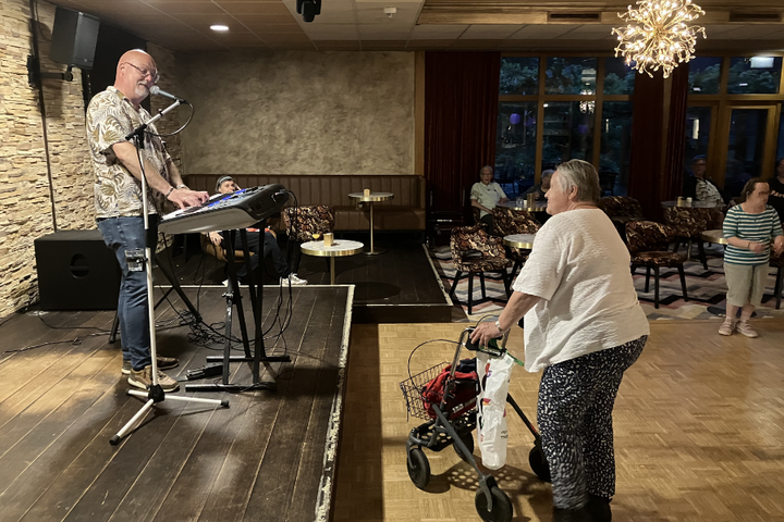 Buitenhof Reizen - Valkenburg - begeleide groepsreizen met een verstandelijke beperking - dansen bij de dj Buitenhof Reizen - Valkenburg - begeleide groepsreizen met een verstandelijke beperking - dansen bij de dj