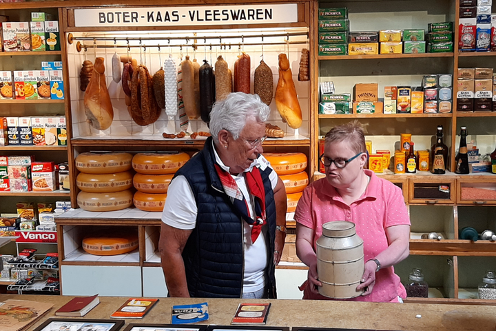 Buitenhof Reizen - De Moer - begeleide groepsreizen met een verstandelijke beperking - kaaswinkeltje Buitenhof Reizen - De Moer - begeleide groepsreizen met een verstandelijke beperking - kaaswinkeltje