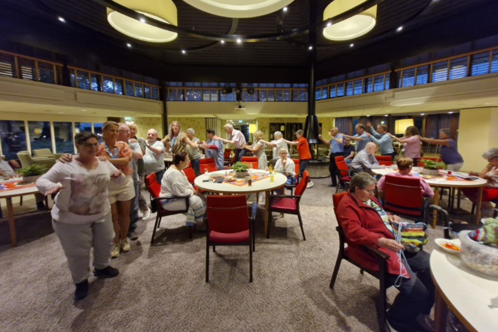 Buitenhof Reizen - Lunteren - begeleide vakanties voor mensen met een beperking - Dansende reizigers bij de bonte avond Buitenhof Reizen - Lunteren - begeleide vakanties voor mensen met een beperking - Dansende reizigers bij de bonte avond