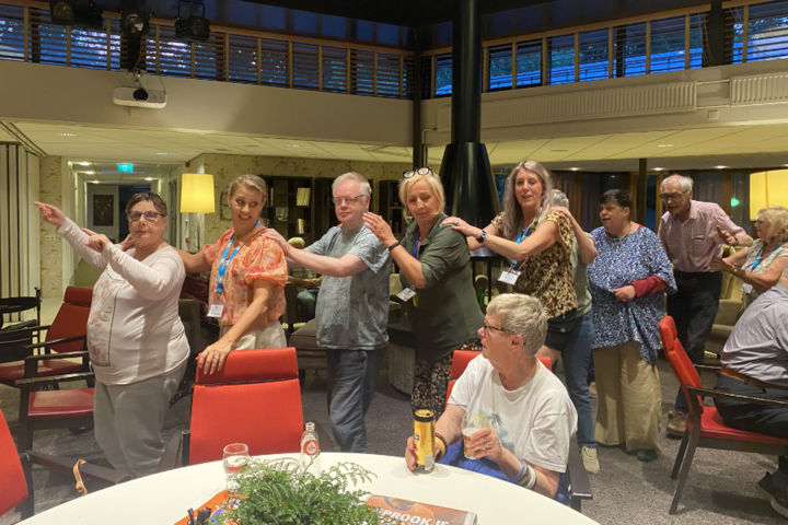 Buitenhof Reizen - Lunteren - begeleide vakanties voor mensen met een beperking - Reizigers in de polonaise Buitenhof Reizen - Lunteren - begeleide vakanties voor mensen met een beperking - Reizigers in de polonaise
