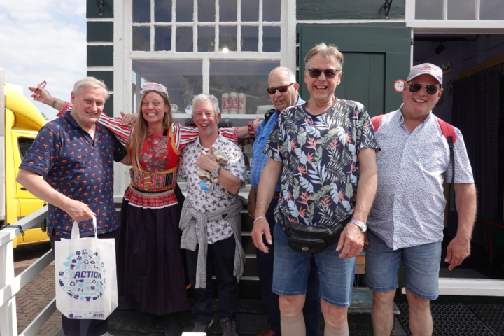 Buitenhof Reizen - Volendam - begeleide vakanties voor mensen met een beperking -Reizigers met een kaasmeisje Buitenhof Reizen - Volendam - begeleide vakanties voor mensen met een beperking -Reizigers met een kaasmeisje