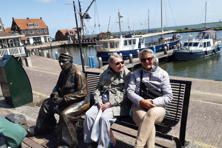 Buitenhof Reizen - Volendam - begeleide vakanties voor mensen met een beperking -Reizigers op een bankje Buitenhof Reizen - Volendam - begeleide vakanties voor mensen met een beperking -Reizigers op een bankje