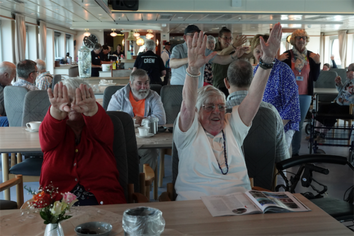 Buitenhof Reizen - Buitenhof Zomercruise - begeleide vakanties voor mensen met een beperking - Feestje op de boot
