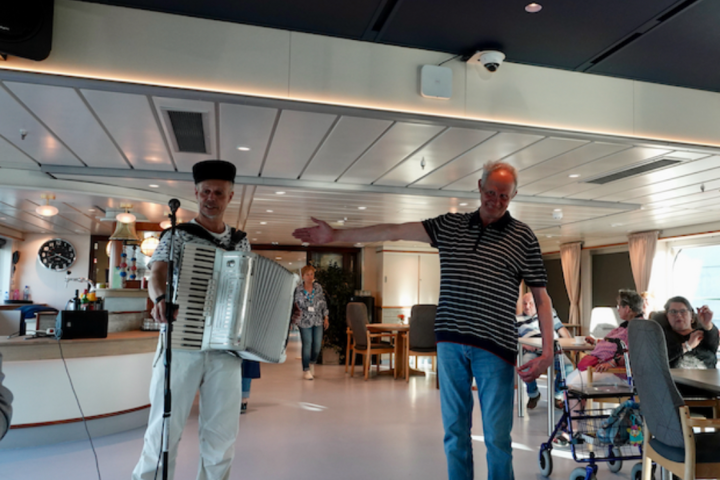 Buitenhof Reizen - Buitenhof Zomercruise - begeleide vakanties voor mensen met een beperking - Live muziek aan boord