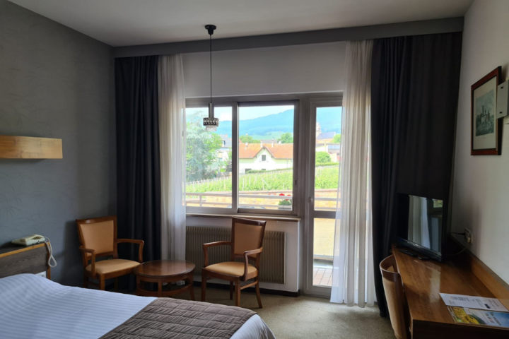 Buitenhof Reizen - Elzas - begeleide vakanties voor mensen met een beperking - Hotel Munsch voorbeeld slaapkamer Buitenhof Reizen - Elzas - begeleide vakanties voor mensen met een beperking - Hotel Munsch voorbeeld slaapkamer