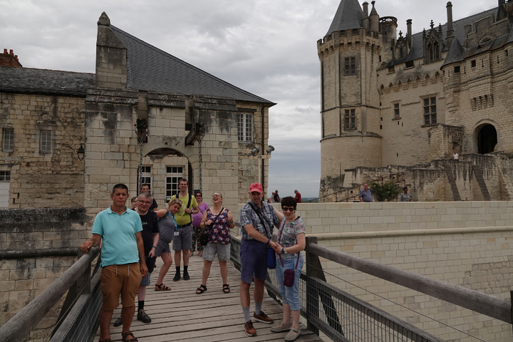 Buitenhof Reizen - La Vienne - begeleide vakanties voor mensen met een beperking - Reizigers bij kasteel Buitenhof Reizen - La Vienne - begeleide vakanties voor mensen met een beperking - Reizigers bij kasteel