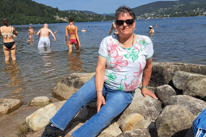 Buitenhof Reizen - Actieve vakantie bij de Atlantische Kust - begeleide vakanties voor mensen met een beperking - Reiziger op stenen Buitenhof Reizen - Actieve vakantie bij de Atlantische Kust - begeleide vakanties voor mensen met een beperking - Reiziger op stenen