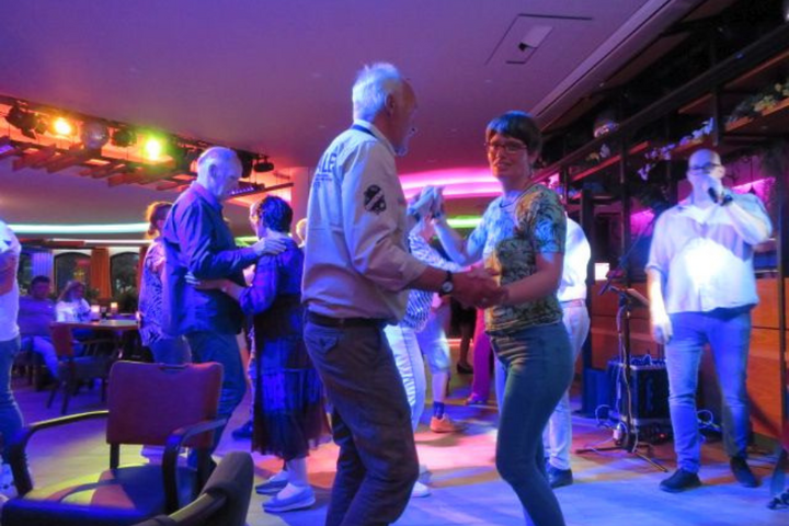 Buitenhof Reizen - Winterberg - begeleide vakanties voor mensen met een beperking - Feestavond Buitenhof Reizen - Winterberg - begeleide vakanties voor mensen met een beperking - Feestavond