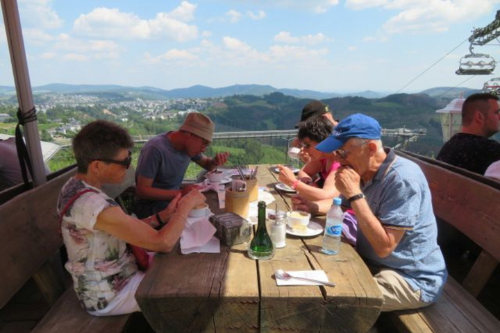 Buitenhof Reizen - Winterberg - begeleide vakanties voor mensen met een beperking - Eten in de bergen Buitenhof Reizen - Winterberg - begeleide vakanties voor mensen met een beperking - Eten in de bergen