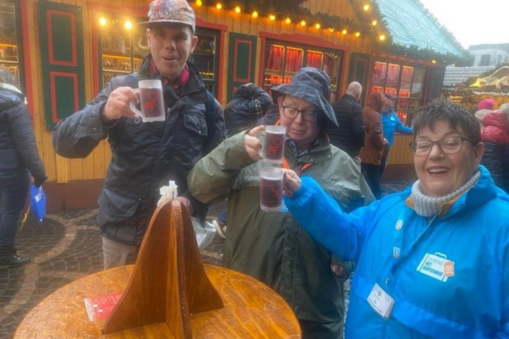 Buitenhof Reizen - Kerstcruise - begeleide vakanties voor mensen met een beperking - Reizigers proosten Buitenhof Reizen - Kerstcruise - begeleide vakanties voor mensen met een beperking - Reizigers proosten