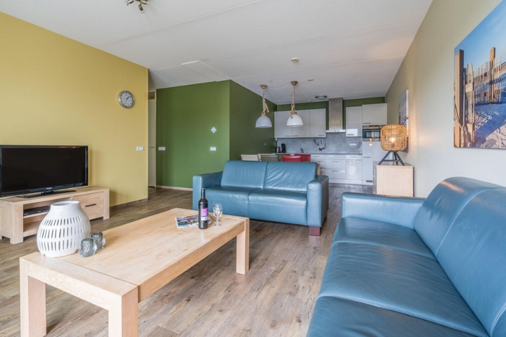 Buitenhof Reizen- Terschelling - begeleide vakanties voor mensen met een beperking - Landal West Terschelling woonkamer_ keuken Buitenhof Reizen- Terschelling - begeleide vakanties voor mensen met een beperking - Landal West Terschelling woonkamer_ keuken