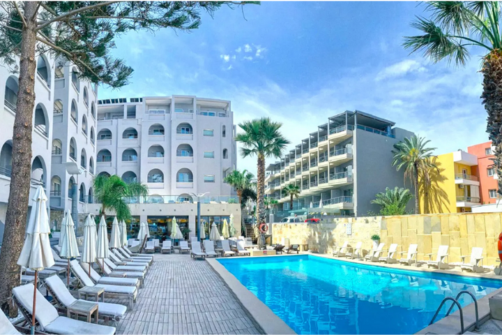 Buitenhof Reizen - Kreta - begeleide vakanties voor mensen met een beperking - Glaros Beach Hotel zwembad Buitenhof Reizen - Kreta - begeleide vakanties voor mensen met een beperking - Glaros Beach Hotel zwembad
