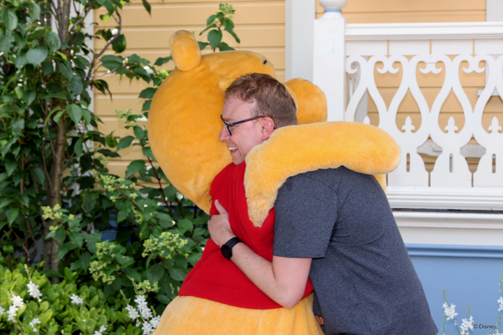 Buitenhof Reizen - Disneyland - begeleide vakanties voor mensen met een beperking - Reiziger knuffel Buitenhof Reizen - Disneyland - begeleide vakanties voor mensen met een beperking - Reiziger knuffel