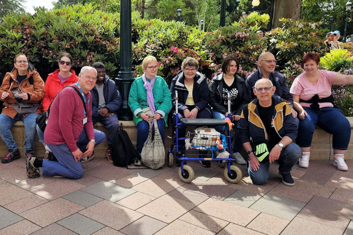 Buitenhof Reizen - Disneyland - begeleide vakanties voor mensen met een beperking - groepsfoto op muurtje Buitenhof Reizen - Disneyland - begeleide vakanties voor mensen met een beperking - groepsfoto op muurtje