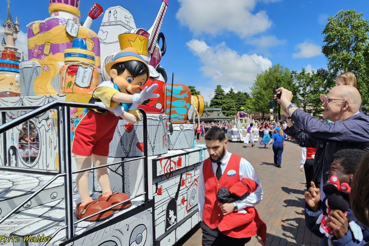 Buitenhof Reizen - Disneyland - begeleide vakanties voor mensen met een beperking - Parade Buitenhof Reizen - Disneyland - begeleide vakanties voor mensen met een beperking - Parade