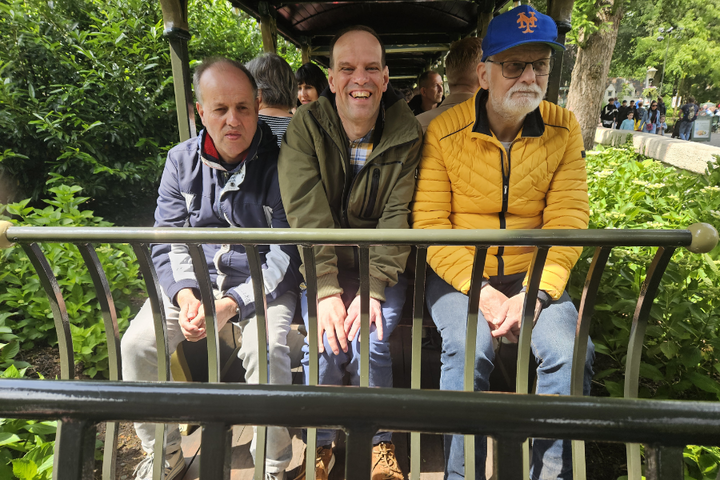 Buitenhof Reizen - Efteling Bosrijk - begeleide vakanties voor mensen met een beperking - Reizigers in attractie Buitenhof Reizen - Efteling Bosrijk - begeleide vakanties voor mensen met een beperking - Reizigers in attractie