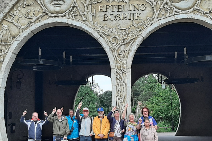 Buitenhof Reizen - Efteling Bosrijk - begeleide vakanties voor mensen met een beperking - groepsfoto onder toegangspoort Buitenhof Reizen - Efteling Bosrijk - begeleide vakanties voor mensen met een beperking - groepsfoto onder toegangspoort