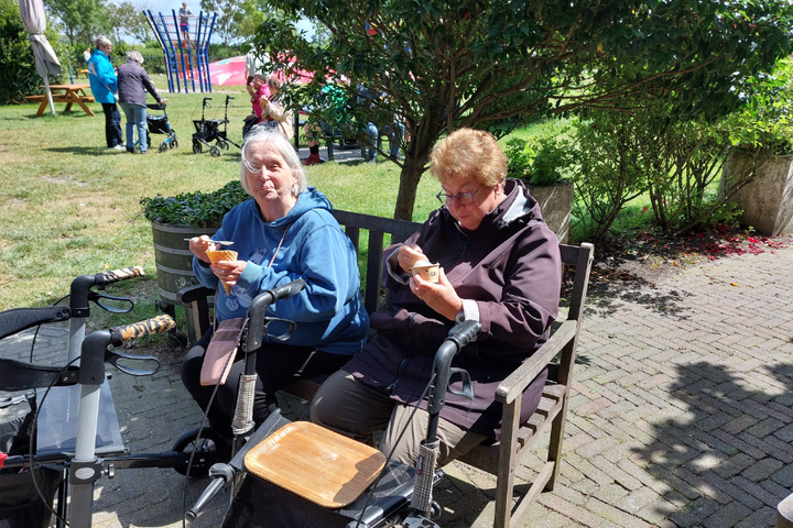 Buitenhof Reizen - Texel - begeleide vakanties voor mensen met een beperking - ijsje eten in het zonnetje Buitenhof Reizen - Texel - begeleide vakanties voor mensen met een beperking - ijsje eten in het zonnetje