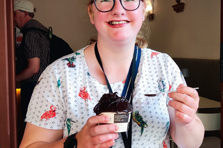 Buitenhof Reizen - Gardameer - begeleide vakanties voor mensen met een beperking - Reiziger met ijsje Buitenhof Reizen - Gardameer - begeleide vakanties voor mensen met een beperking - Reiziger met ijsje