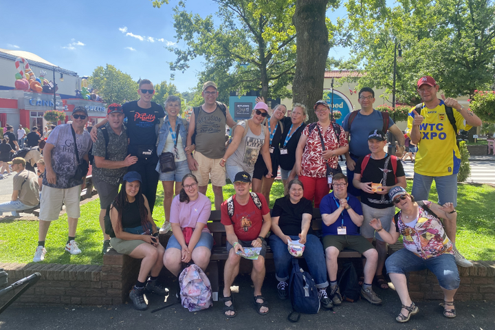 Buitenhof Reizen - Moviepark & Phantasialand - begeleide vakanties voor mensen met een beperking - Groepsfoto Buitenhof Reizen - Moviepark & Phantasialand - begeleide vakanties voor mensen met een beperking - Groepsfoto