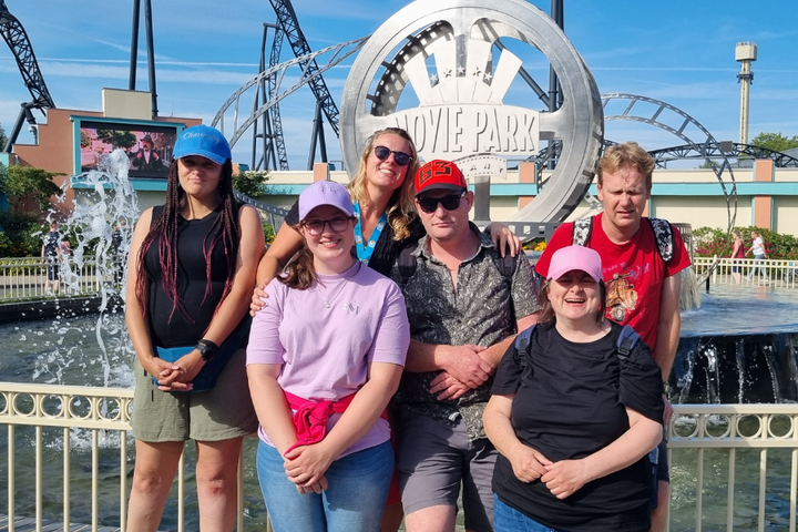 Buitenhof Reizen - Moviepark & Phantasialand - begeleide vakanties voor mensen met een beperking - Groepsfoto Moviepark Buitenhof Reizen - Moviepark & Phantasialand - begeleide vakanties voor mensen met een beperking - Groepsfoto Moviepark