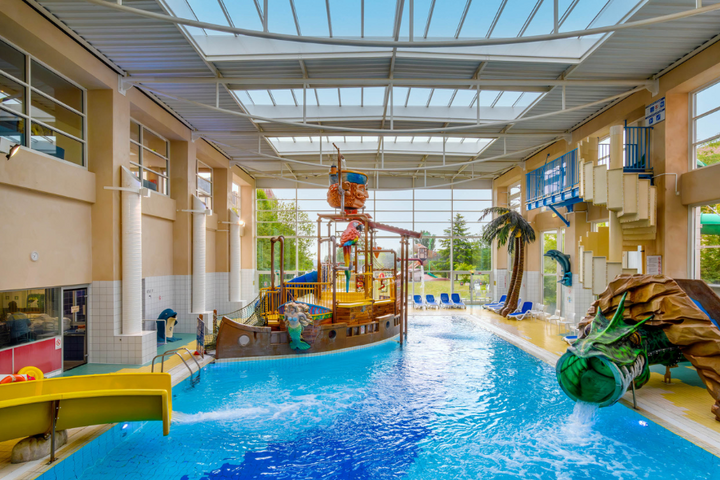 Buitenhof Reizen - Disneyland Grote Bus - begeleide vakanties voor mensen met een beperking - Explorers Hotel zwembad Buitenhof Reizen - Disneyland Grote Bus - begeleide vakanties voor mensen met een beperking - Explorers Hotel zwembad