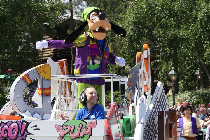 Buitenhof Reizen - Disneyland Grote Bus - begeleide vakanties voor mensen met een beperking - Parade met Goofy Buitenhof Reizen - Disneyland Grote Bus - begeleide vakanties voor mensen met een beperking - Parade met Goofy