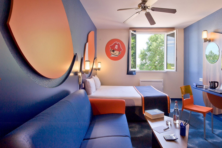 Buitenhof Reizen - Disneyland Grote Bus - begeleide vakanties voor mensen met een beperking - Explorers Hotel voorbeeld slaapkamer Buitenhof Reizen - Disneyland Grote Bus - begeleide vakanties voor mensen met een beperking - Explorers Hotel voorbeeld slaapkamer