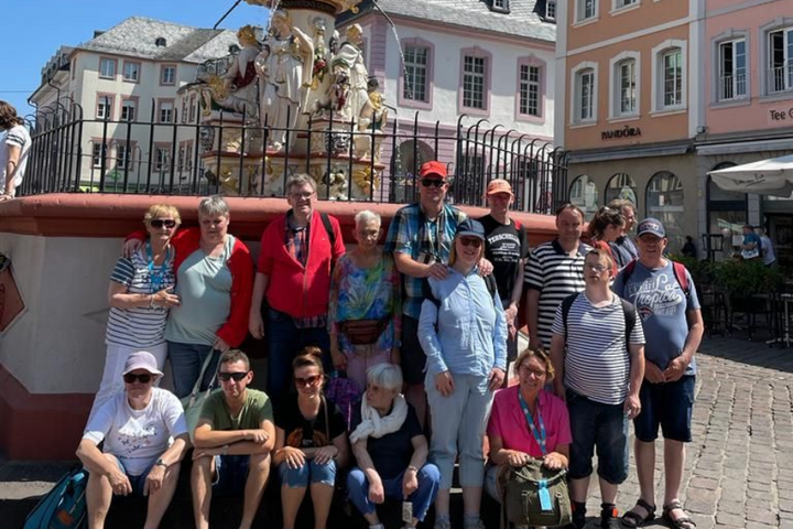 Buitenhof Reizen - Ainring in Beieren - begeleide vakanties voor mensen met een beperking - Groepsfoto voor fontein Buitenhof Reizen - Ainring in Beieren - begeleide vakanties voor mensen met een beperking - Groepsfoto voor fontein