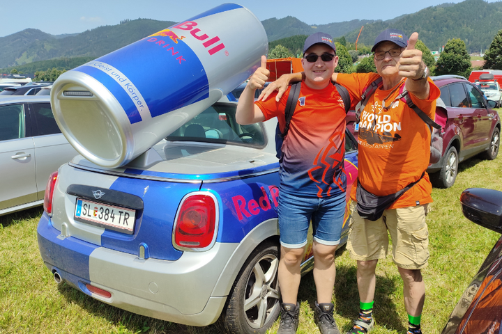 Buitenhof Reizen - Grand Prix Oostenrijk - begeleide vakanties voor mensen met een beperking - Reizigers bij Red Bull auto Buitenhof Reizen - Grand Prix Oostenrijk - begeleide vakanties voor mensen met een beperking - Reizigers bij Red Bull auto