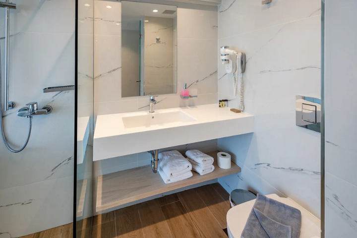 Buitenhof Reizen - Kos - begeleide vakanties voor mensen met een beperking - Triton Hotel badkamer voorbeeld Buitenhof Reizen - Kos - begeleide vakanties voor mensen met een beperking - Triton Hotel badkamer voorbeeld