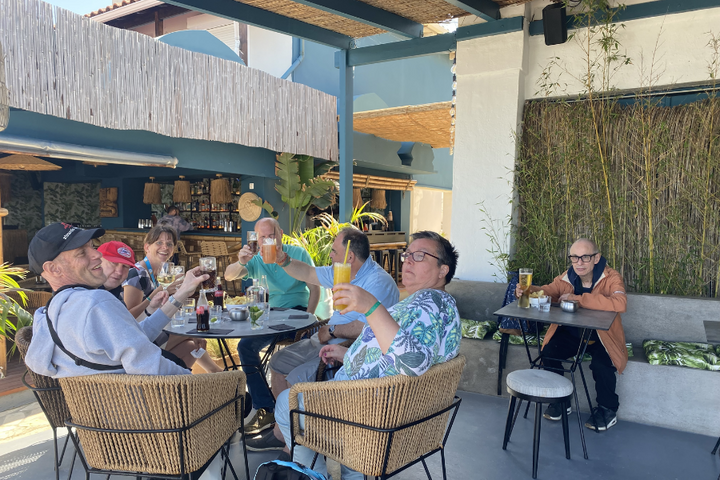 Buitenhof Reizen - Kos - begeleide vakanties voor mensen met een beperking - Reizigers proosten Buitenhof Reizen - Kos - begeleide vakanties voor mensen met een beperking - Reizigers proosten