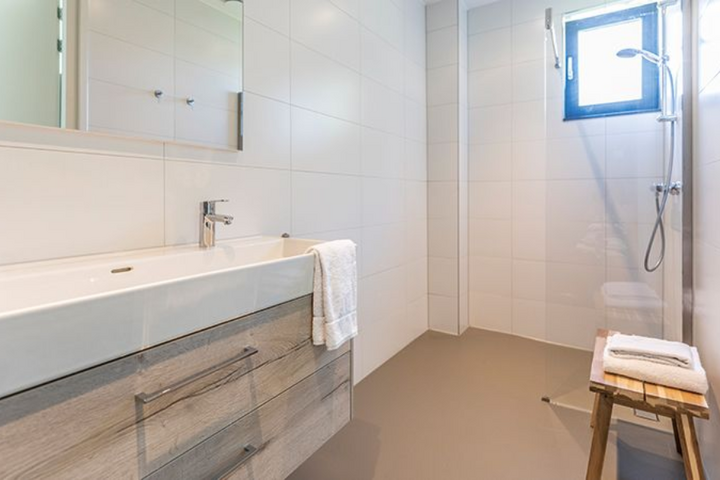 Buitenhof Reizen - Texel - begeleide vakanties voor mensen met een beperking - Rovershut badkamer Buitenhof Reizen - Texel - begeleide vakanties voor mensen met een beperking - Rovershut badkamer