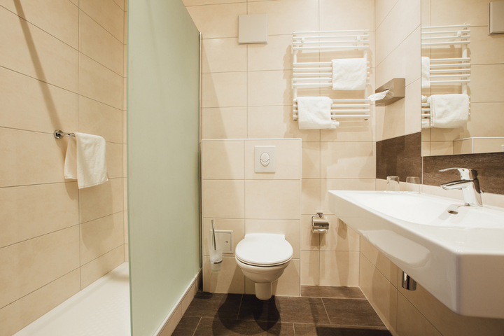 Buitenhof Reizen - Moviepark & Phantasialand - begeleide vakanties voor mensen met een beperking - HK Hotel Düsseldorf City badkamer voorbeeld Buitenhof Reizen - Moviepark & Phantasialand - begeleide vakanties voor mensen met een beperking - HK Hotel Düsseldorf City badkamer voorbeeld