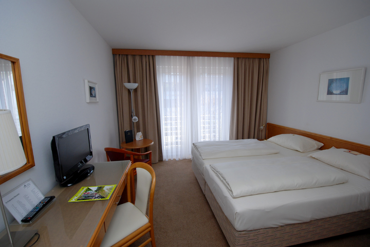 Buitenhof Reizen - Moviepark & Phantasialand - begeleide vakanties voor mensen met een beperking - HK Hotel Dusseldorf City slaapkamer voorbeeld Buitenhof Reizen - Moviepark & Phantasialand - begeleide vakanties voor mensen met een beperking - HK Hotel Dusseldorf City slaapkamer voorbeeld