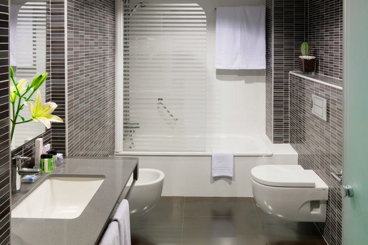 Buitenhof Reizen - Lanzarote - begeleide vakanties voor mensen met een beperking - H10 Lanzarote Princess badkamer voorbeeld Buitenhof Reizen - Lanzarote - begeleide vakanties voor mensen met een beperking - H10 Lanzarote Princess badkamer voorbeeld