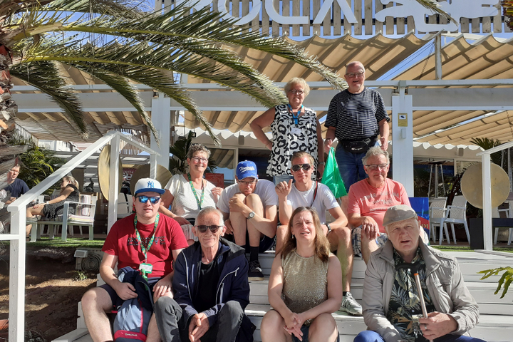 Buitenhof Reizen - Lanzarote - begeleide vakanties voor mensen met een beperking - Groepsfoto bij restaurant Buitenhof Reizen - Lanzarote - begeleide vakanties voor mensen met een beperking - Groepsfoto bij restaurant