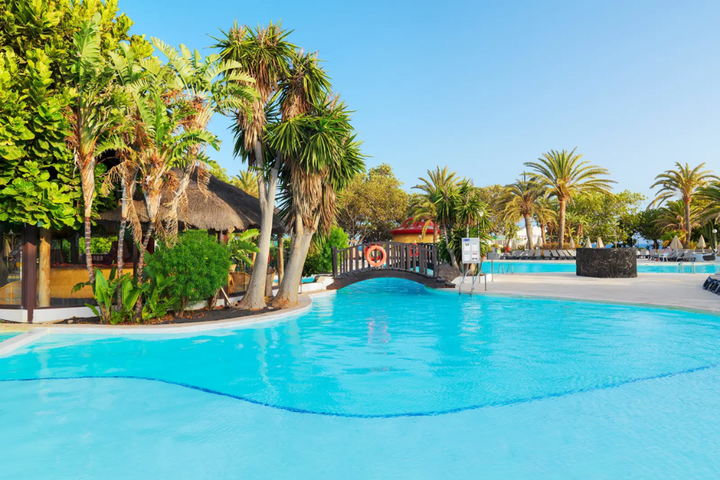 Buitenhof Reizen - Lanzarote - begeleide vakanties voor mensen met een beperking - H10 Lanzarote Princess zwembad Buitenhof Reizen - Lanzarote - begeleide vakanties voor mensen met een beperking - H10 Lanzarote Princess zwembad