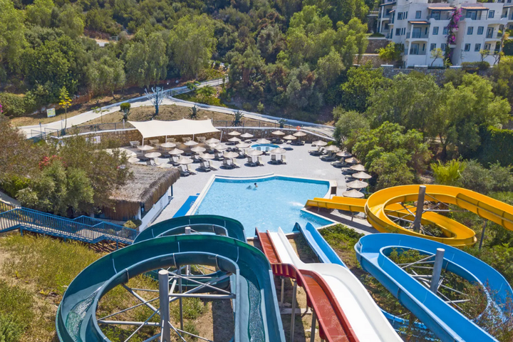 Buitenhof Reizen - Bodrum - begeleide vakanties voor mensen met een beperking - Holiday Resort zwembad met glijbanen Buitenhof Reizen - Bodrum - begeleide vakanties voor mensen met een beperking - Holiday Resort zwembad met glijbanen