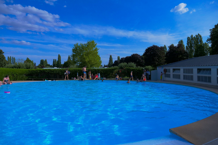 Buitenhof Reizen - Disneyland - begeleide vakanties voor mensen met een beperking - Camping Caravaning des 4 vents zwembad Buitenhof Reizen - Disneyland - begeleide vakanties voor mensen met een beperking - Camping Caravaning des 4 vents zwembad