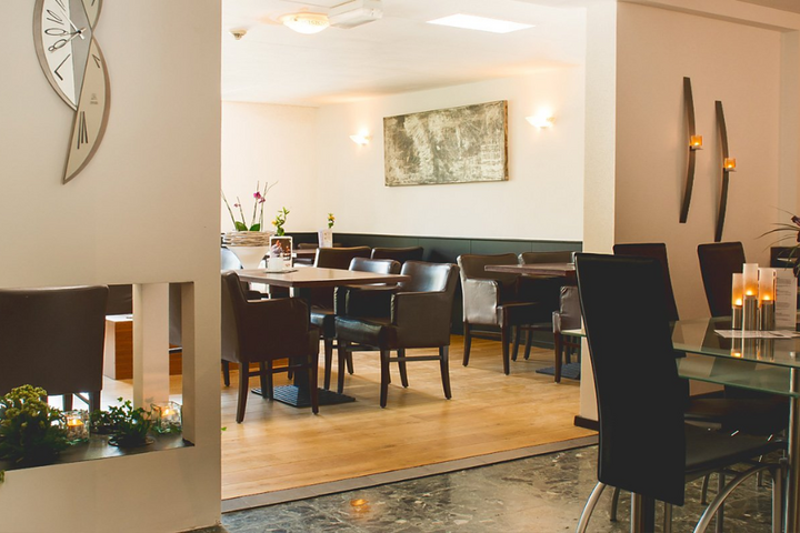 Buitenhof Reizen - GP Spa - begeleide vakanties voor mensen met een beperking - Hotel Les Jumeux restaurant Buitenhof Reizen - GP Spa - begeleide vakanties voor mensen met een beperking - Hotel Les Jumeux restaurant